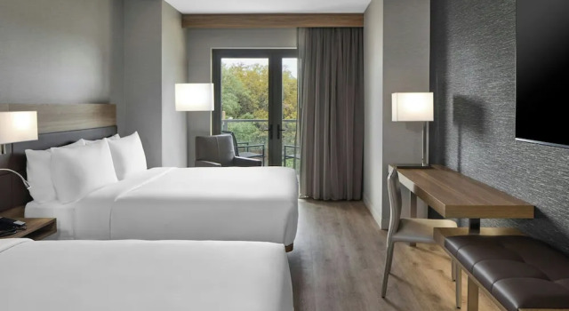 Четырёхместный номер Standard с балконом AC Hotel Savannah Historic District
