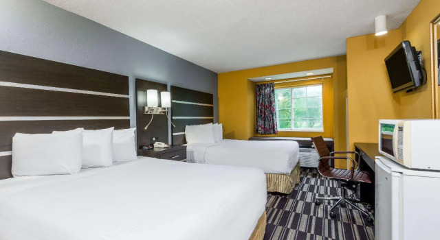 Четырёхместный номер Standard Microtel Inn & Suites by Wyndham Riverside