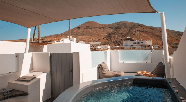 Полулюкс с балконом Almyra Oia Suites