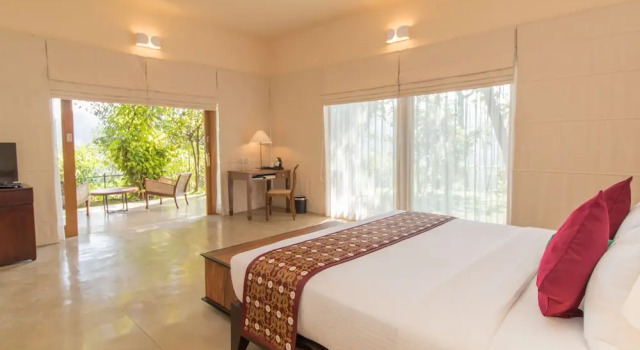 Полулюкс с балконом Kings Pavilion Luxury Hotel