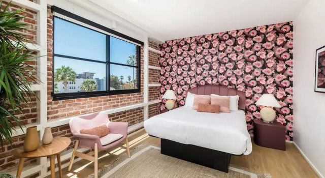Двухместный люкс с балконом и с видом на город The Brick Boutique Hotel