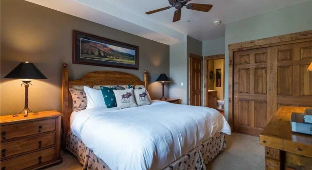 2211 Timberline Lodge, Trappeur's Crossing Apartment 1, Забронировать Апартаменты/квартира Отели Стимбот-Спрингса с парковкой, рядом с Preview Ski Lift, Парковка