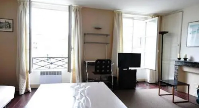 Appartement Sur la Place de Contrescarpe, Забронировать Апартаменты/квартира Отели Парижа с парковкой, рядом с Galerie de Minéralogie et de Géologie, Парковка