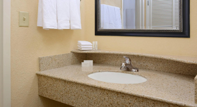 Четырёхместный номер Standard Courtyard Dallas Las Colinas