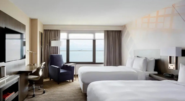 Четырёхместный номер Standard с видом на воду San Francisco Airport Marriott Waterfront