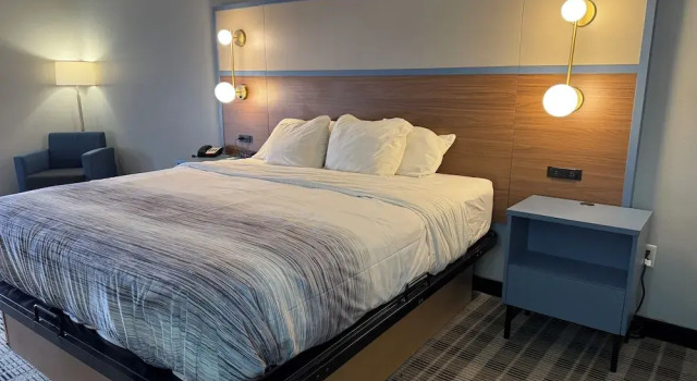 Люкс AmericInn by Wyndham Columbus Wisconsin