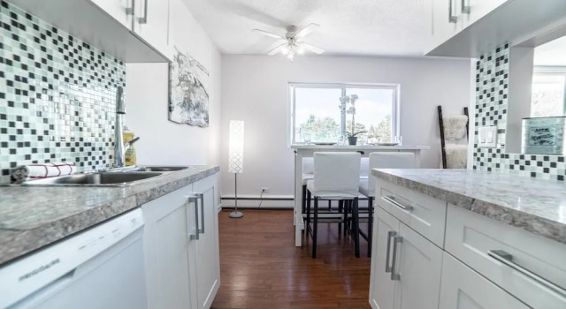 Beautiful 2bdr Suite w Parking Patio Coffee Wifi, Забронировать Отель Калгари Calgary Region