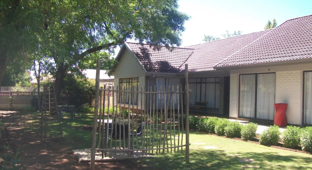 Кровать в общем номере 21 On Coetzee Guest House