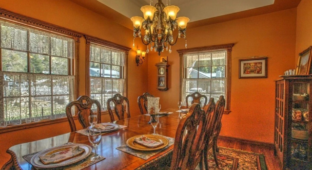 The Village Victorian, Book Hotel June Lake Mammoth