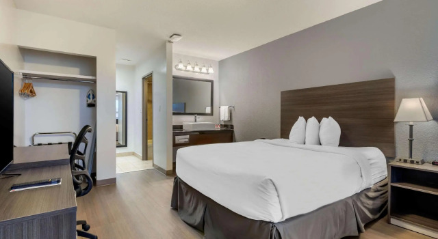 Двухместный номер Standard Super 8 by Wyndham Macleod Trail Calgary