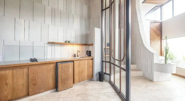 Апартаменты 1BR Loft Art Deco Shared Pool, 700m to Echo Beach