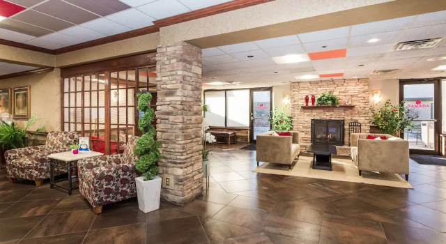 Ramada Plymouth Hotel And Conference Center, Забронировать Отель Плимут Twin Cities, рядом с Plymouth Playhouse