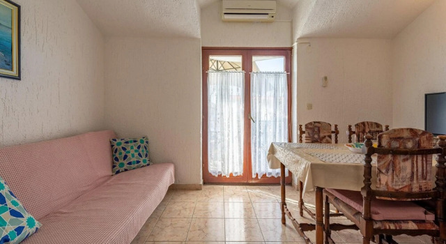 Amazing Apartment in Nin With 2 Bedrooms and Wifi, Đặt Căn hộ Nin Zadar County