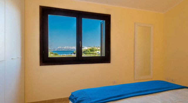 It has 3 bedrooms ( two double and one with two single beds ), two bathrooms, living room, kitchen,-PERLACEA 34