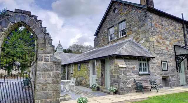 Luxurious Mansion in The Bothy With Private Terrace, Prenota Hotel Porthmadog 