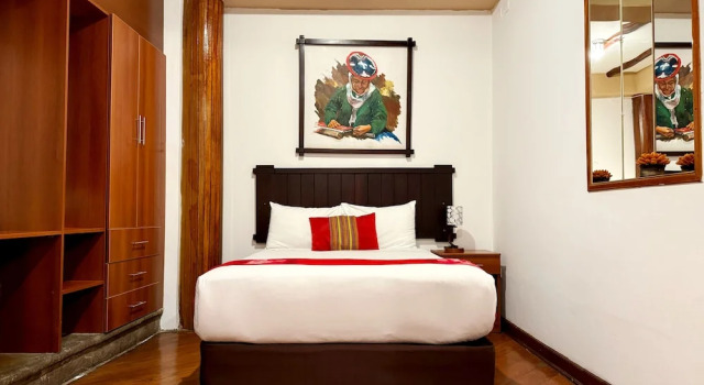 Четырёхместный номер Superior с балконом Hotel Monasterio San Pedro