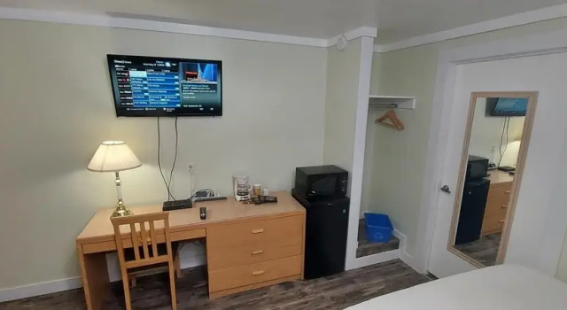 Komfortowy dwuosobowy pokój Ross Inn Motel