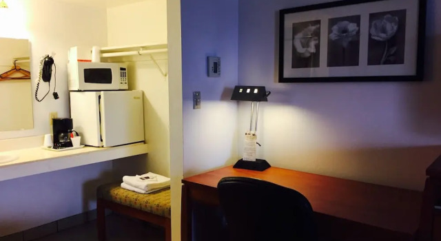 Шестиместный номер Standard Maple Inn and Suites Los Banos