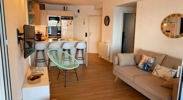 Cozy Flat Over the Beach, Забронировать Отель Калонже Baix Empordà