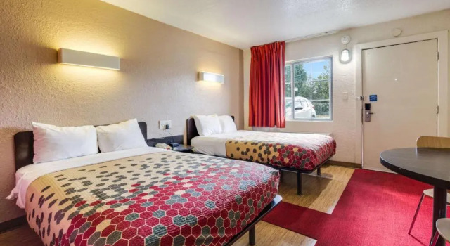 Четырёхместный номер Standard Econo Lodge Inn & Suites