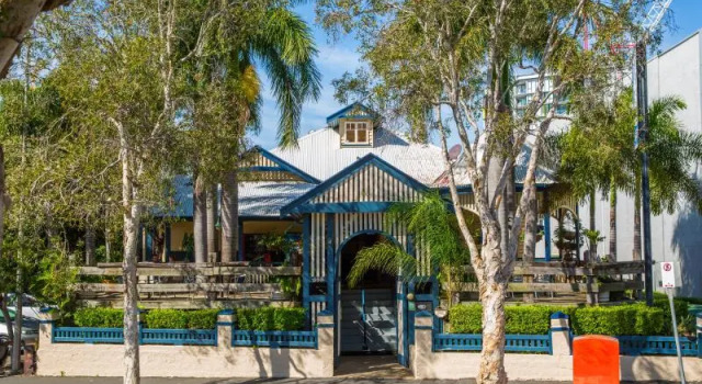 Кровать в общем номере Brisbane Manor