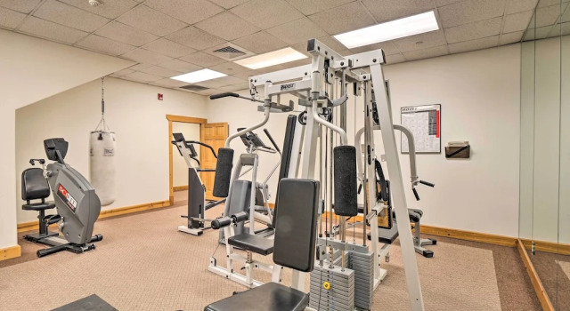 Апартаменты с 2 комнатами с балконом Breckenridge Condo w/ Hot Tub < 1 Mi to Ski Lifts