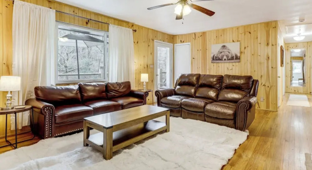 Creekside Home w/ Hot Tub, 3 Mi to Dtwn Gatlinburg, Забронировать Дом для отпуска Гатлинберг Great Smoky Mountains National Park, рядом с Светофор №2B