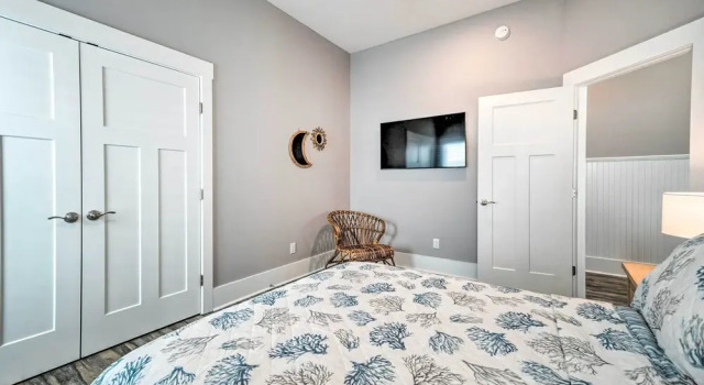 Коттедж Bright Coastal Abode With Porch & Beach Access!