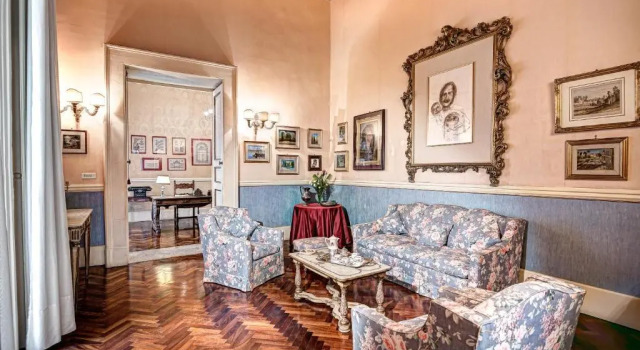 Suite Borbone Royal, Забронировать Отель Отели Неаполя с парковкой, рядом с Кафедральный собор Неаполя, Парковка