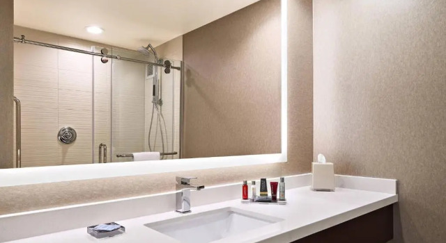 Четырёхместный клубный номер Standard Cleveland Marriott East