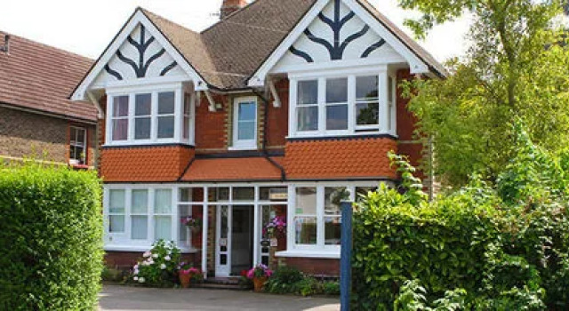 Rosemead Guest House, Забронировать Гостевой дом Хорли Западный Суссекс, рядом с Lets Race