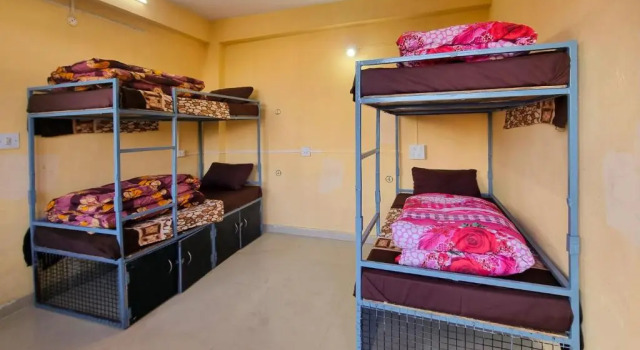 Кровать в общем номере Oak View Guest House