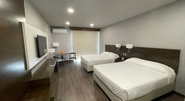 Четырёхместный номер Superior с балконом Hotel Los Parrales