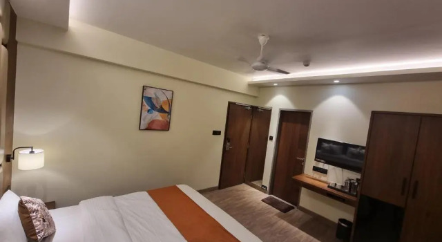 Hotel El Magnifico, Rezerwuj Hotel Hotele w Surat z parkingiem, Parking