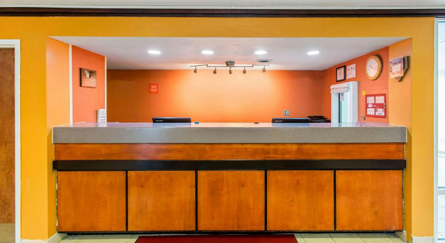 Studios & Suites 4 Less Charlotte, Забронировать Отель Отели Шарлотте с парковкой, Парковка