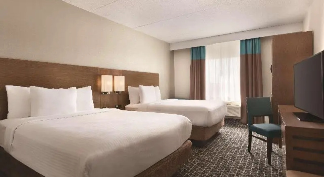 Четырёхместный номер Standard Park Inn by Radisson Brampton, ON