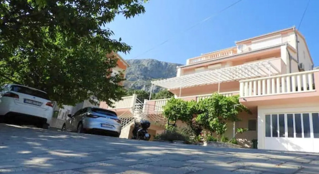 Villa with 4 bedrooms in Solin with wonderful sea view private pool enclosed garden 5 km from the beach, Book Villa Hoteller i Solin med parkering, Parkering