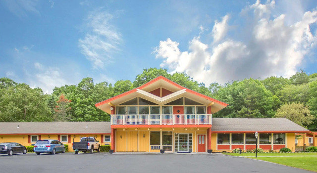 Кровать в общем номере Econo Lodge