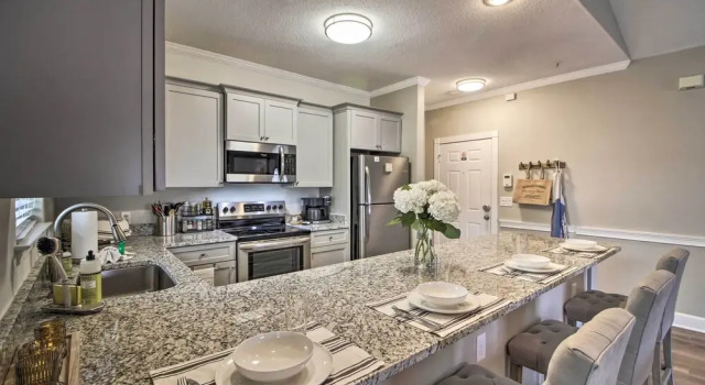 Апартаменты < 3 Mi to Broadway at the Beach: Updated Condo!