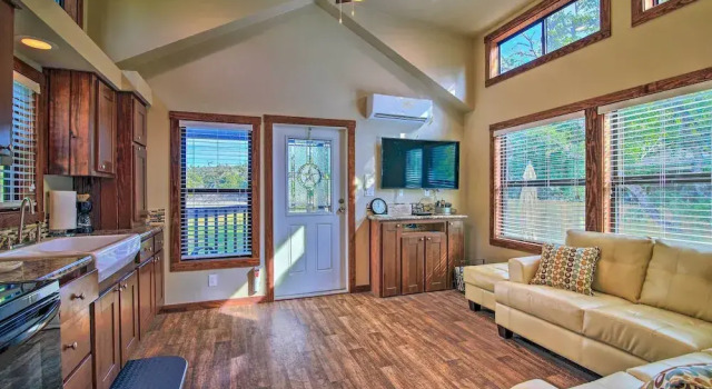 Fredericksburg Cottage ~ 1 Mile to Main Street!