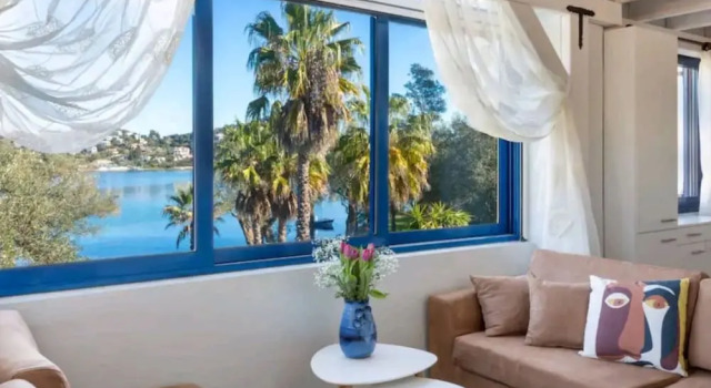 Апартаменты Luxury Blue Haven Beach Loft Apartment