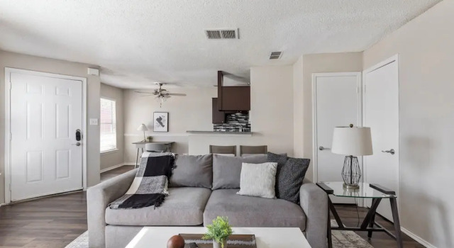 Апартаменты c 1 комнатой Landing Apartments - Quail Ridge