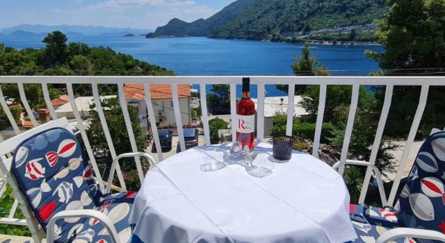 Апартаменты с 2 комнатами с балконом и с видом на море Apartments Maruška