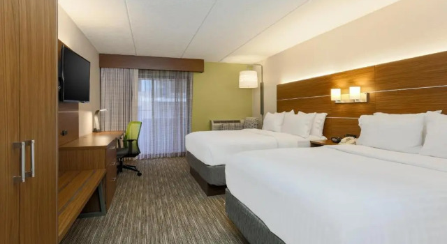 Четырёхместный номер Standard Holiday Inn Express Milwaukee - West Medical Center by IHG