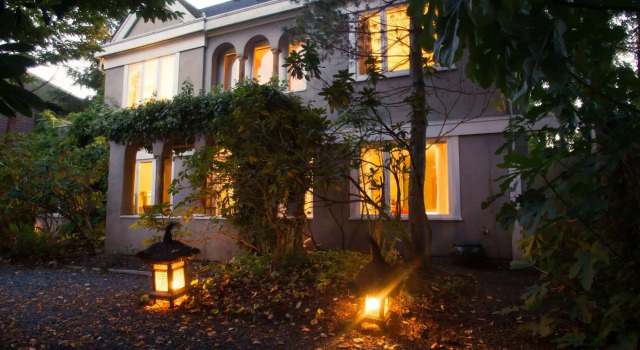 Spinnakers Brewpub & Guesthouses