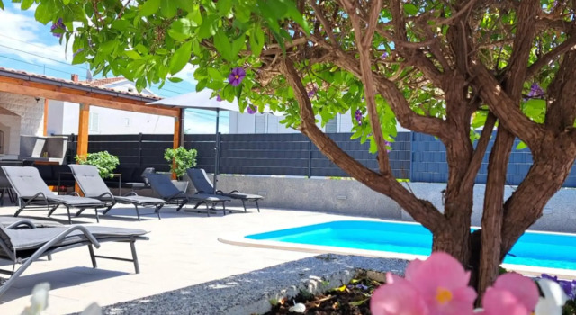 Villa Apartment AA 2, Buchen Sie Ferienwohnung Hotels in Gespanschaft Split-Dalmatien mit Pool, Schwimmbad