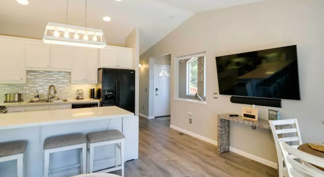 Апартаменты с 2 комнатами с балконом Updated Lake Almanor Retreat w/ Patio & Grill!