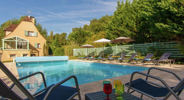 Spacious villa with heated pool, several terraces and a lot of privacy., Book Villa Masclat Lot
