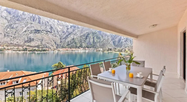 Апартаменты с 3 комнатами с балконом и с видом на море Apartments Dončić