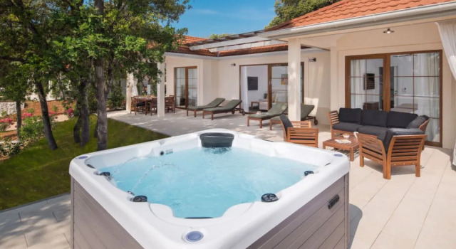 Luxury Bay Villa with private hot tub, Забронировать Вилла Отели Rovinj Riviera с бассейном, Бассейн